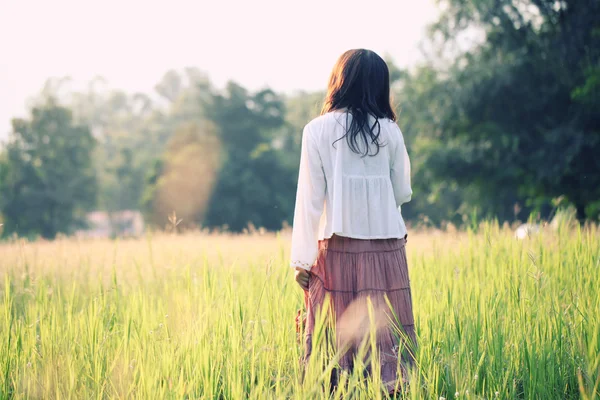 Asiatisk tjej i naturen — Stockfoto