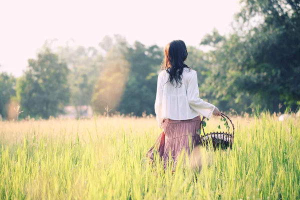 Asiatisk tjej i naturen — Stockfoto