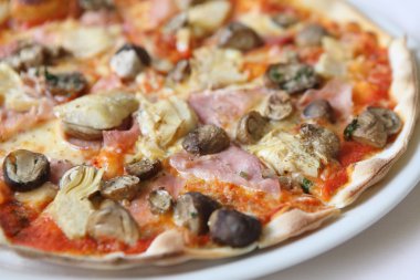 Pizza jambon ve mantar