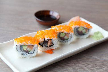 somon ve avokado ile Kaliforniya rulo