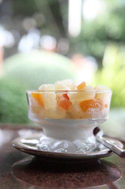 meyve vanilyalı dondurma ile