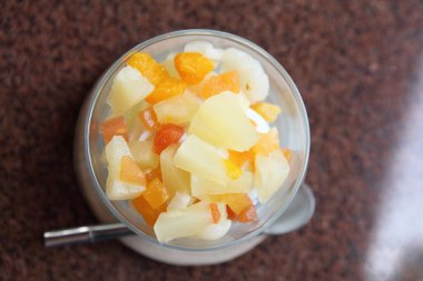 meyve vanilyalı dondurma ile