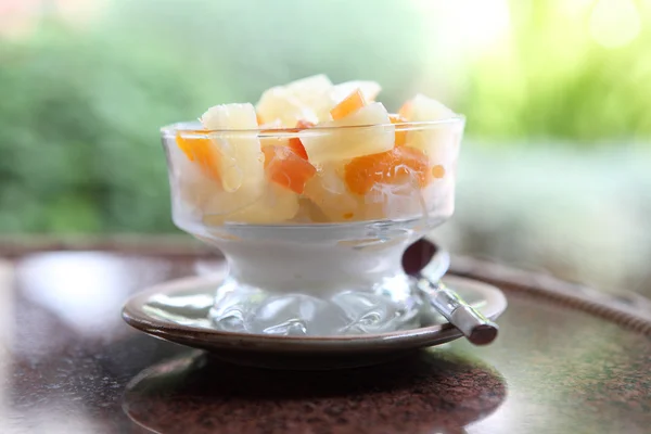 Fruta con helado de vainilla —  Fotos de Stock