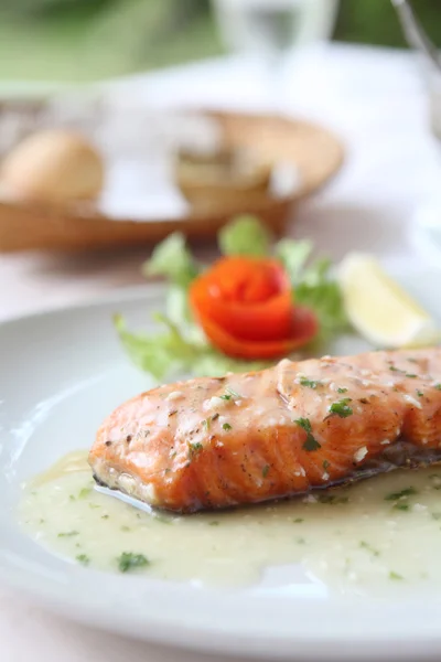 Salmon steak with lemon sauce — Stock Photo, Image