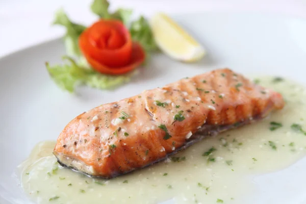 Salmon steak with lemon sauce — Stock Photo, Image