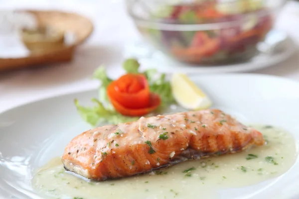 Salmon steak with lemon sauce — Stock Photo, Image