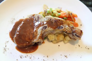 ahşap zemin üzerinde ızgara porkchop
