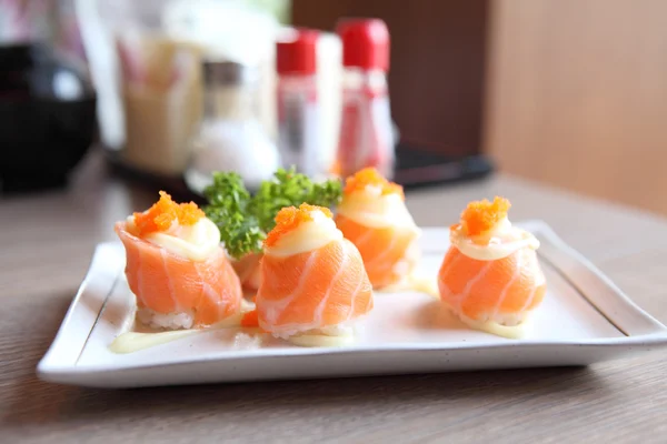 Rollos de sushi de salmón — Foto de Stock