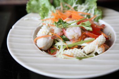 baharatlı Tayland usulü salata