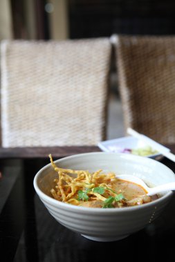 şehriye khao soi, ahşap zemin üzerine Tayland gıda