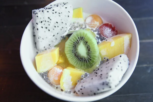 Ensalada de frutas sobre fondo de madera —  Fotos de Stock