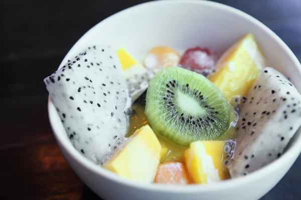 Fruktsallad på trä bakgrund — Stockfoto