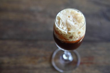 ahşap zemin üzerinde kahve