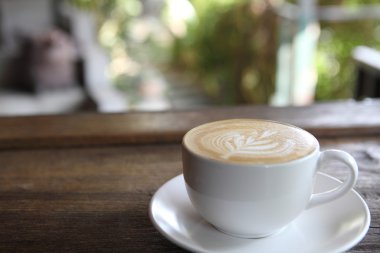 ahşap zemin üzerinde kahve