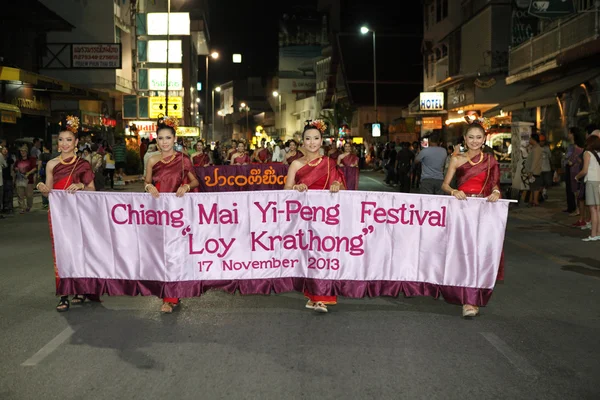 CHIANGMAI TAILANDIA - 17 DE NOVIEMBRE: Loy Krathong festival, celebridades — Foto de Stock