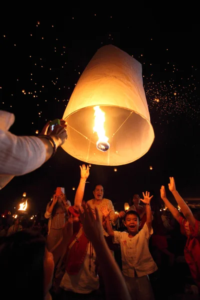 Chiangmai, thailand - 17 november: Thaise mensen zwevende lantaarn — Stockfoto