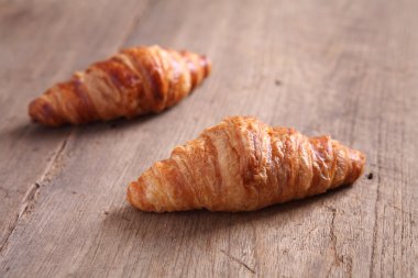 kruvasan ahşap zemin üzerinde