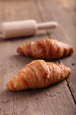 kruvasan ahşap zemin üzerinde