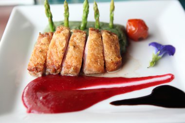 berry soslu kızarmış ördek fileto