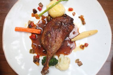 ördek confit, yaban mersini soslu kızarmış ördek