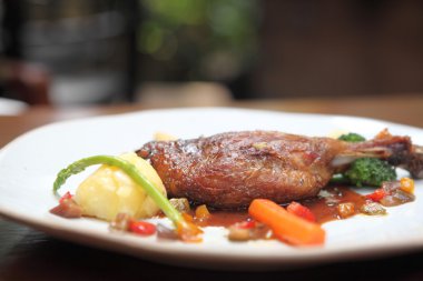 ördek confit, kızarmış ördek bacak