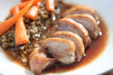 ördek confit, yaban mersini soslu kızarmış ördek