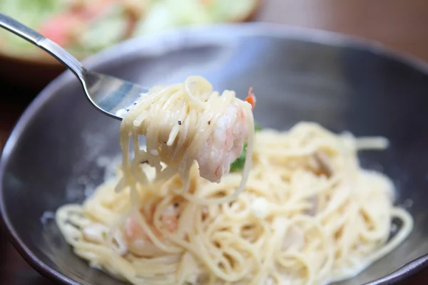 Espaguetis Carbonara con camarones — Foto de Stock