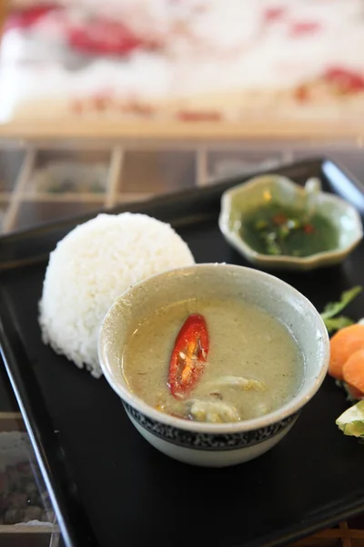 Tajskie jedzenie wołowina curry z ryżem — Zdjęcie stockowe