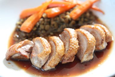ördek confit, yaban mersini soslu kızarmış ördek