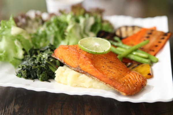 Salmón al horno — Foto de Stock