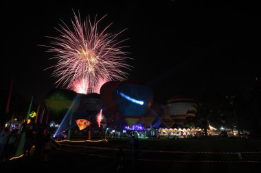 Balon Festivali havai fişek ile