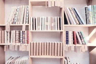 kitap ile ahşap raf