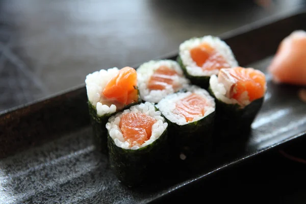 Суши из лосося маки — стоковое фото