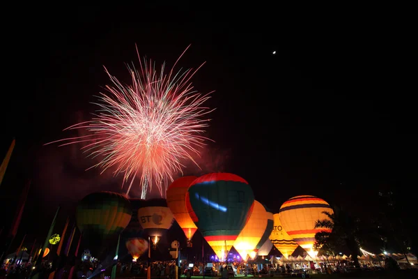 Balloon festival con fuochi d'artificio — Foto Stock