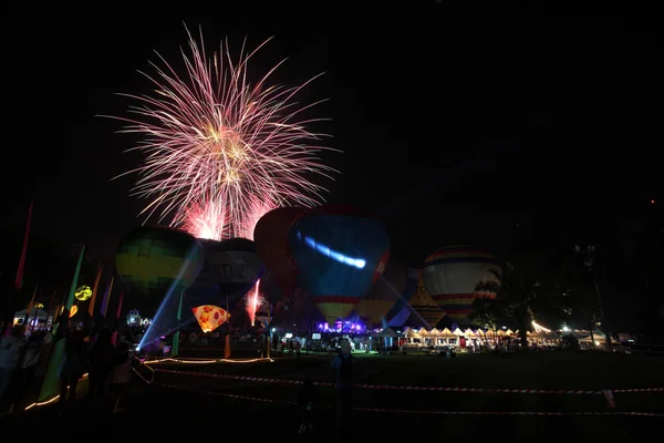 Balloon festival con fuochi d'artificio — Foto Stock