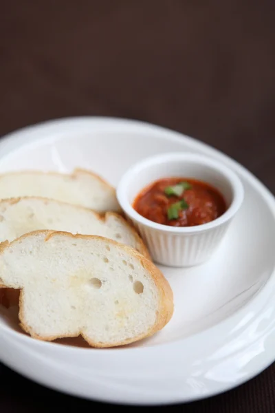 Brot mit Tomatensauce — Stockfoto