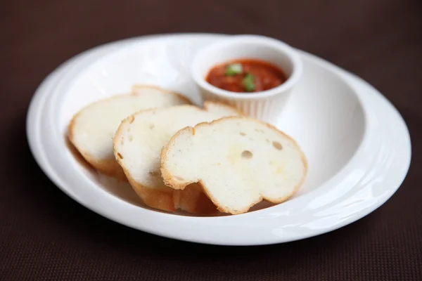 Brot mit Tomatensauce — Stockfoto
