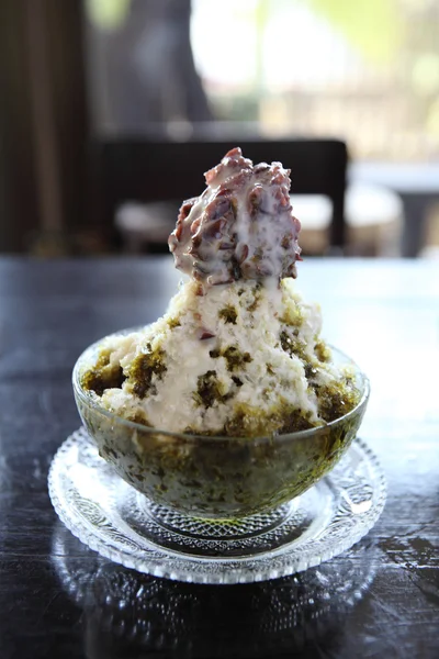 Dessert japonais traditionnel, un bol de haricot rouge sucré au rouge — Photo