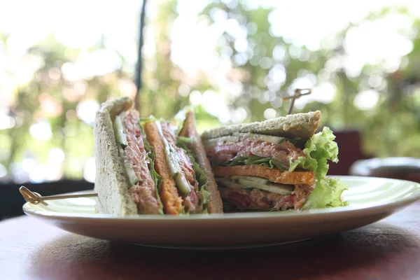 Tonfisk sandwich på trä bakgrund — Stockfoto