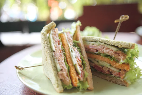 Tonhal szendvics a fa háttér — Stock Fotó