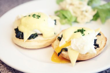 yumurta benedict