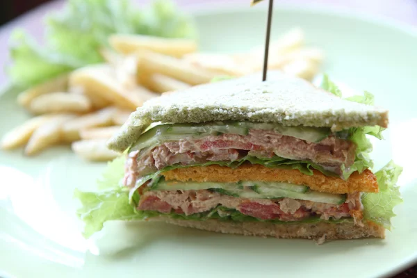 Tonijn sandwich op hout achtergrond — Stockfoto