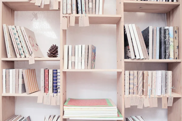 Prateleira de madeira com livro — Fotografia de Stock