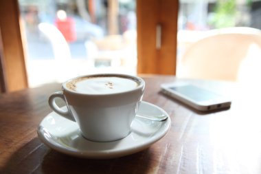 ahşap zemin üzerinde kahve