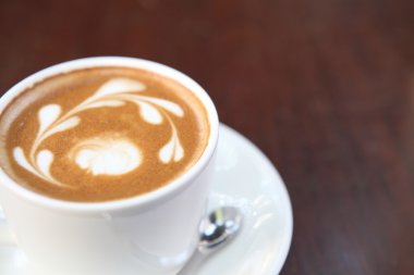 ahşap zemin üzerinde kahve