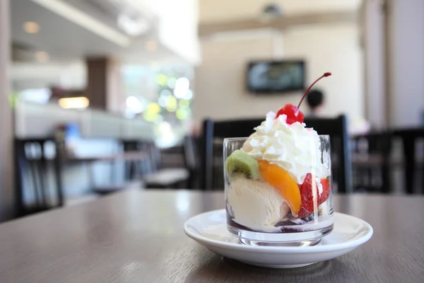 Frutta con gelato — Foto Stock