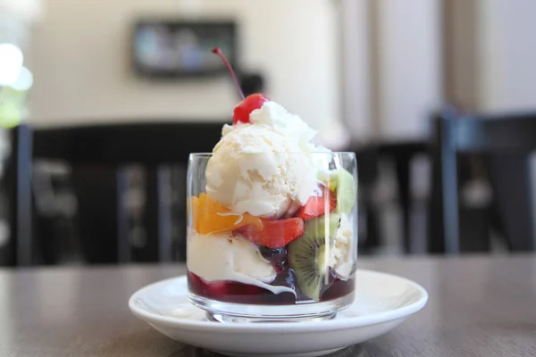 Frutta con gelato — Foto Stock