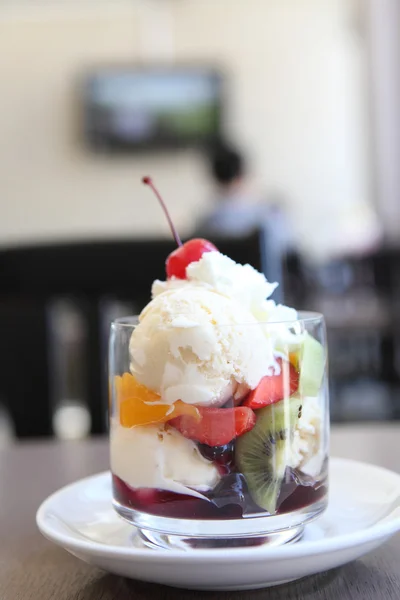 Frutas com sorvete de baunilha — Fotografia de Stock