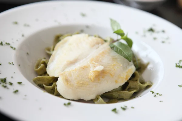 Spaghetti mit Pesto-Sauce — Stockfoto