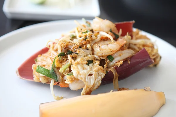 Тайская еда падтай жареная лапша с креветками — стоковое фото